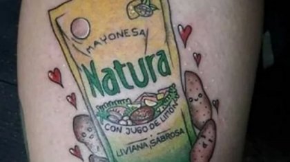 Sin palabra: se tatuó un envase de mayonesa... parece que es trucho