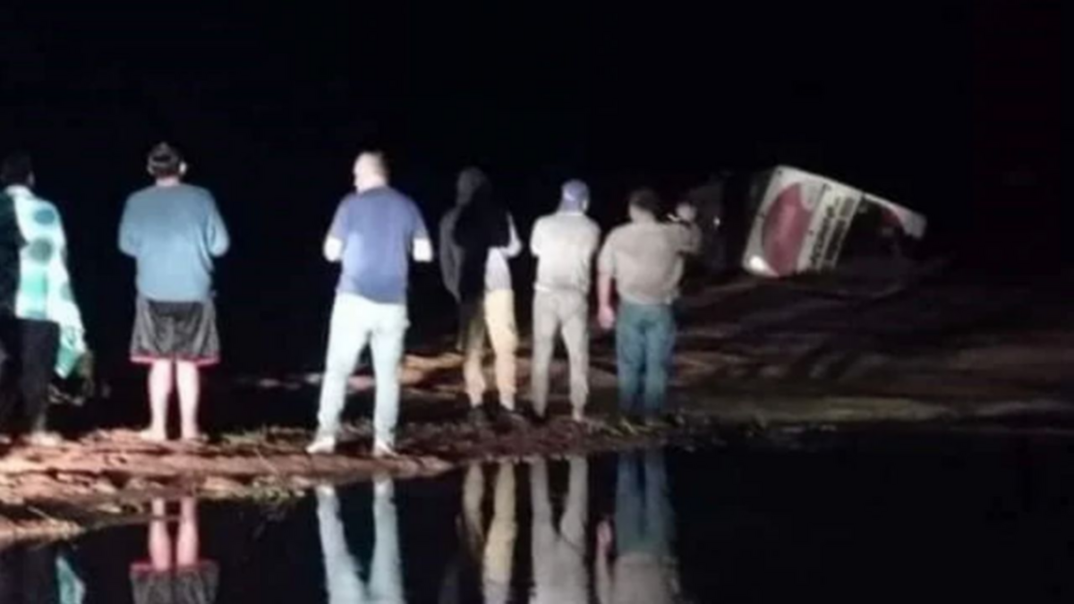 Un micro intentó cruzar un río y fue arrastrado por la corriente