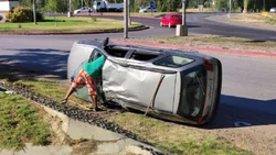 En Centenario, le estalló un neumático y volcó