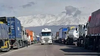 Tras 15 días parados, abrieron el paso de camiones a Chile