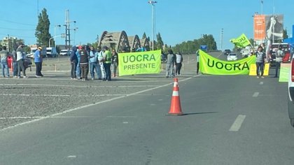 Uocra Río Negro cortó el puente carretero