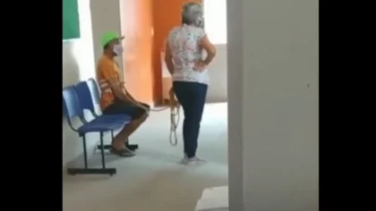 Video: ¡Ató a su marido y lo llevó a vacunarse!
