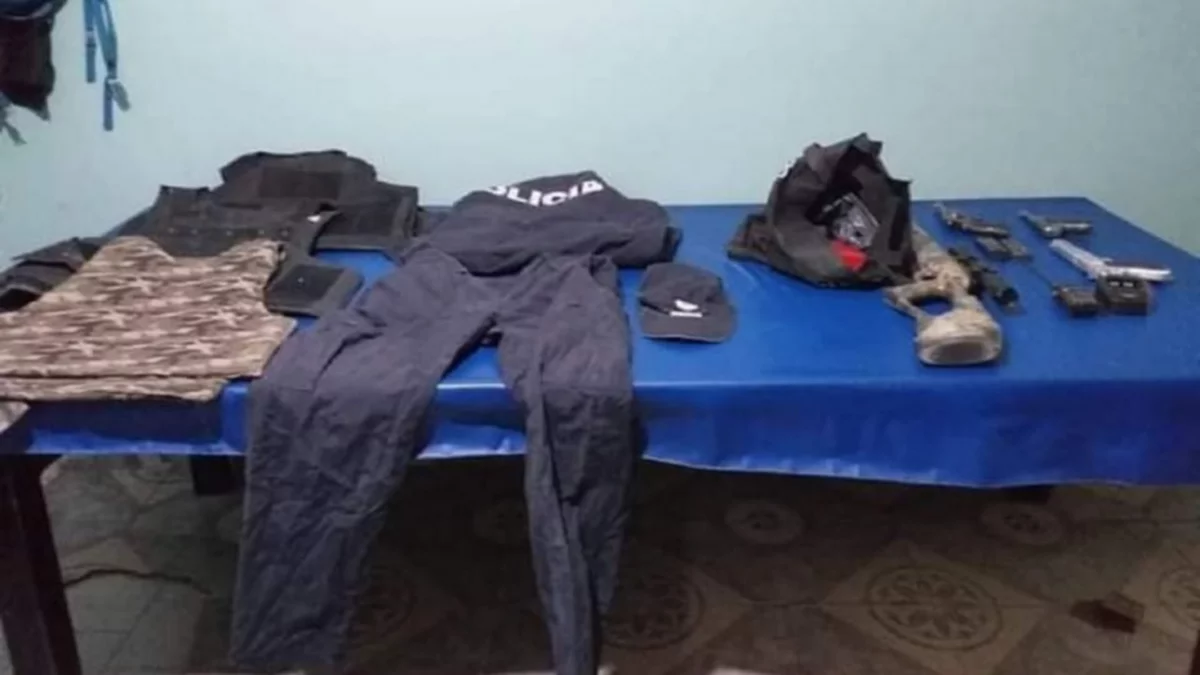 Detienen a falso policía armado hasta los dientes