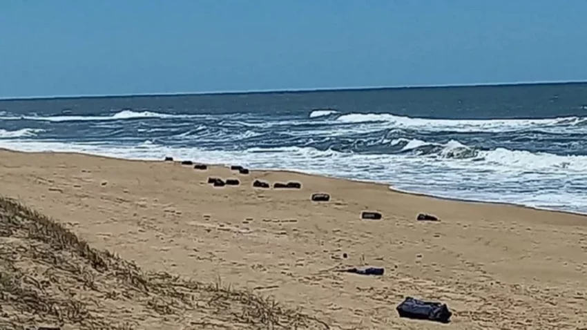 Aparecieron 40 bolsos con cocaína tirados en una playa