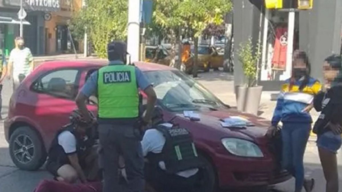 Sin licencia, atropelló a una mujer en el bajo neuquino