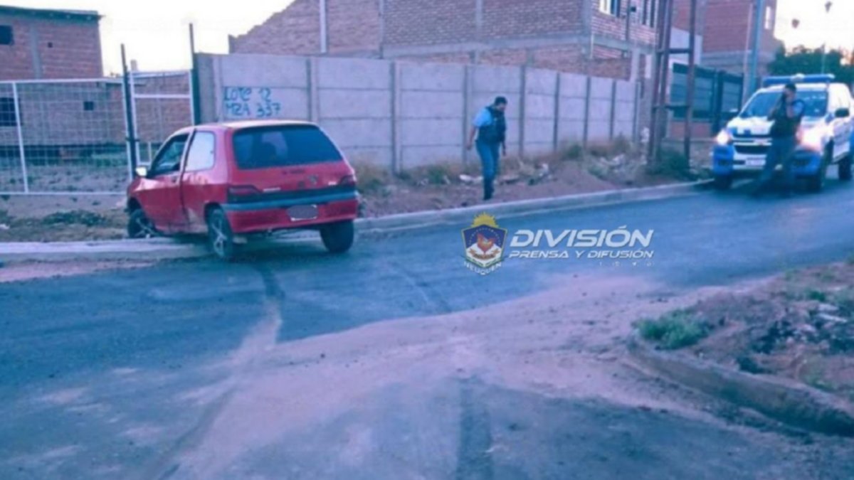 Para evitar un control intentó atropellar a dos policías