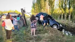 Por evitar un choque, cayeron a un desagüe