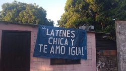 "La tenés chica y te amo igual": el cartel que se hizo viral