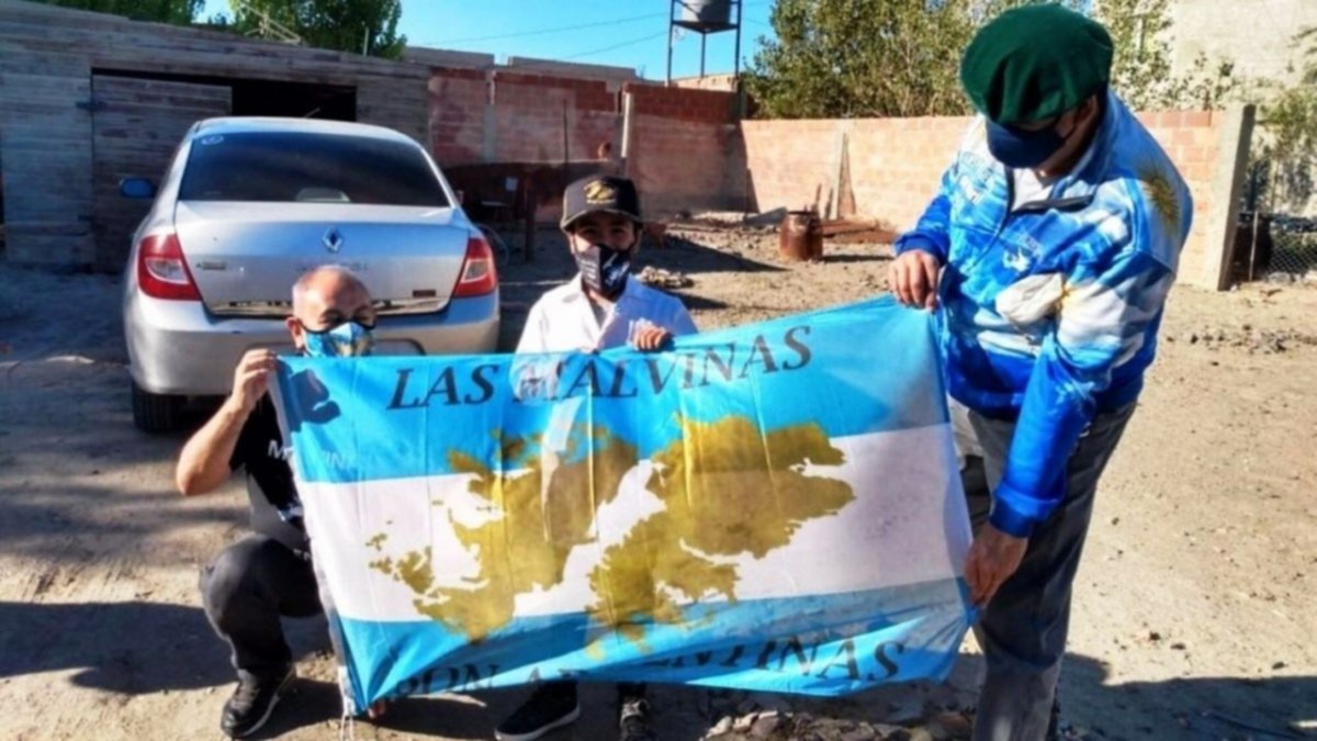Proponen guardapolvos malvineros para alumnos neuquinos