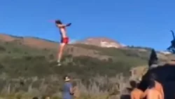 Fuerte video: se tiró de un acantilado y cayó contra las rocas