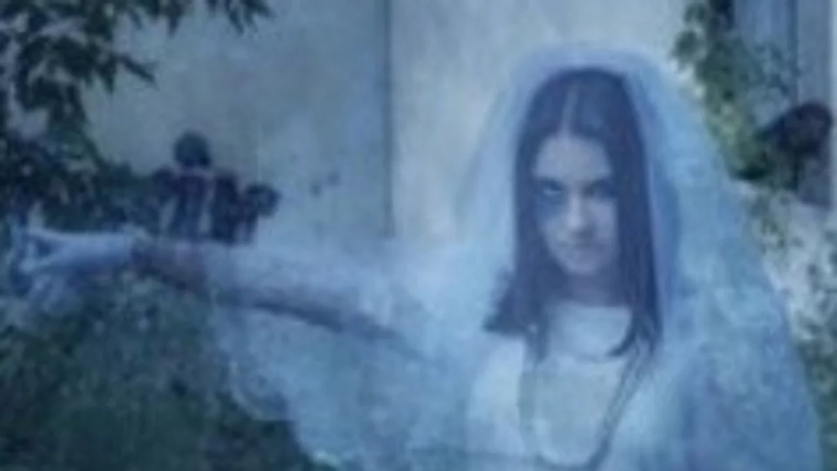Un fantasma le grita a los visitantes "vete a la mierda"