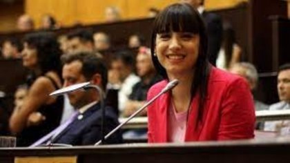 Esteves en medio de la pelea de dos dirigentes