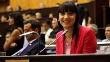 Esteves en medio de la pelea de dos dirigentes