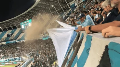 Tiró las cenizas de un familiar y ¡les cayó a los hinchas!