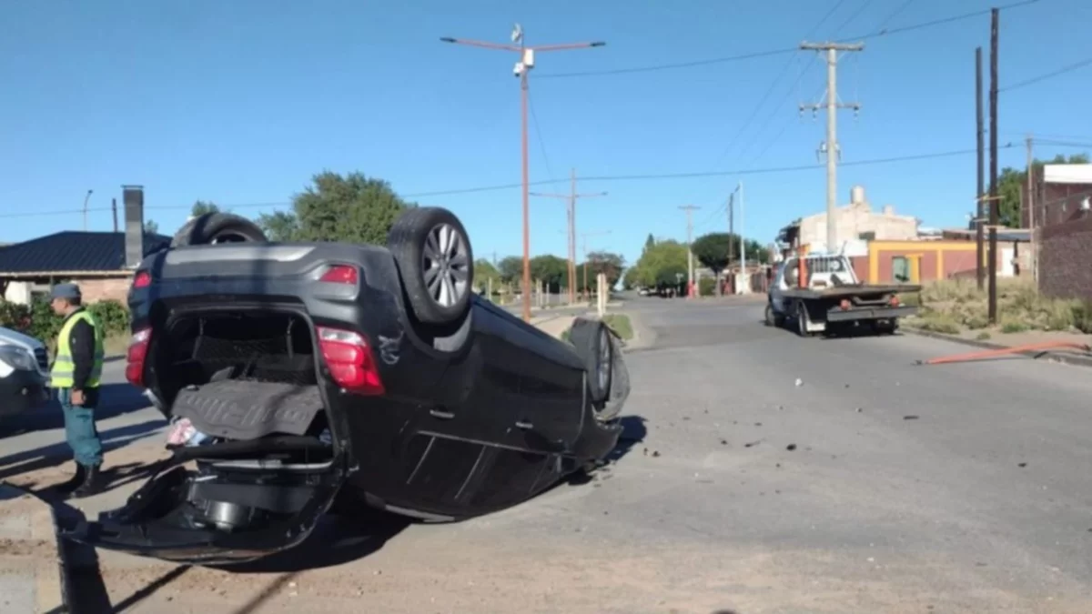 Manejaba borracho y volcó en plena avenida