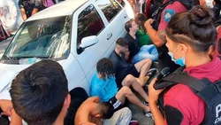Entre seis jóvenes abusaron de una chica dentro de un auto
