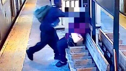 ¡Desquiciado! Le untó caca en la cara a una mujer en el anden