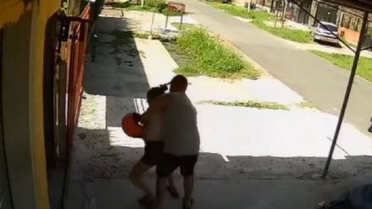 Video: bajo de la moto y manoseó a una nena en plena calle
