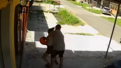 Video: bajo de la moto y manoseó a una nena en plena calle