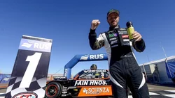 Canapino con la pole, Manu larga primero su serie