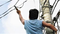 Lo descubrieron robando cables y lo golpearon