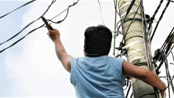 Lo descubrieron robando cables y lo golpearon