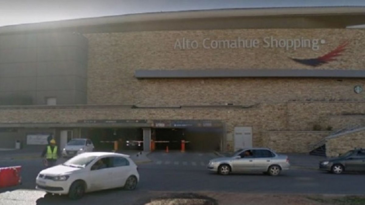 Fue al cine y no pudo sacar su auto ni las llaves de su casa