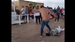 Le pateó la cabeza a un pastor y ahora le formularon cargos