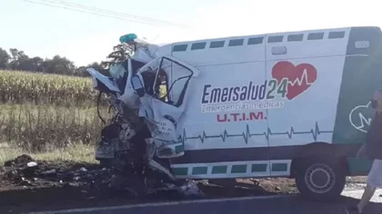 Cinco muertos en choque entre una camioneta y una ambulancia