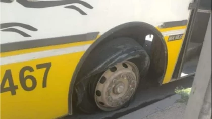 Colectivo reventó un neumático y el chofer evitó el vuelco