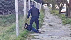 Robó y se llevó caminando la caja registradora