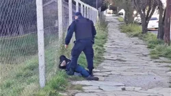 Robó y se llevó caminando la caja registradora