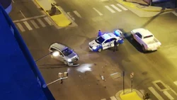 Fuerte choque entre un auto y un móvil policial en el Alto