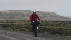 El neuquino que recorrió Malvinas en bici