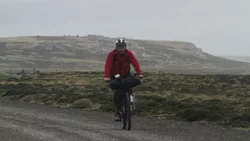 El neuquino que recorrió Malvinas en bici