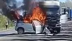 Chocó de frente contra un camión, se prendió fuego y murió