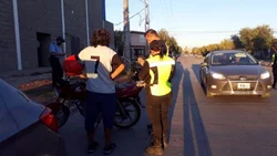 Haciendo "willy" con la moto atropelló a un policía
