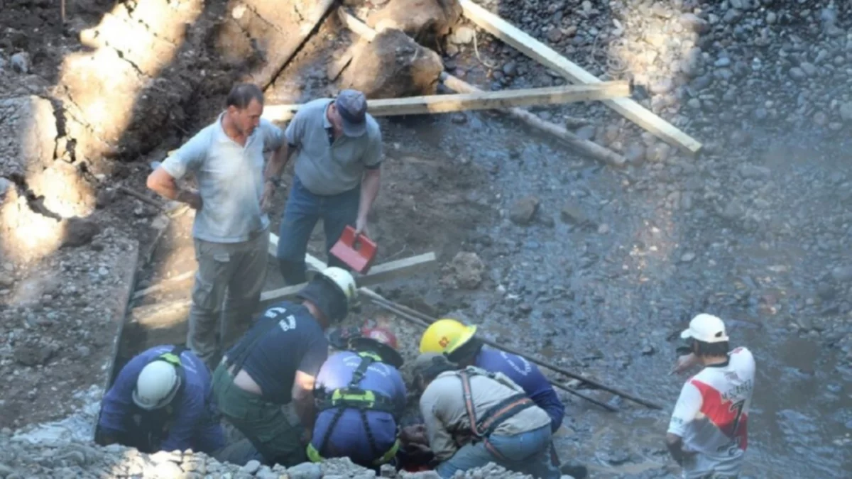 Un operario resultó herido por derrumbe en una obra cloacal
