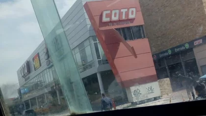 VIDEO: ¡El viento casi se lleva el cartel del Hipermercado!