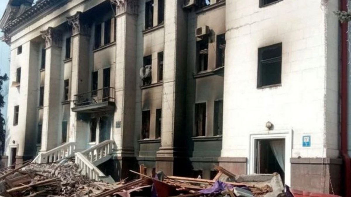Rusia bombardeó un teatro donde se refugiaban civiles