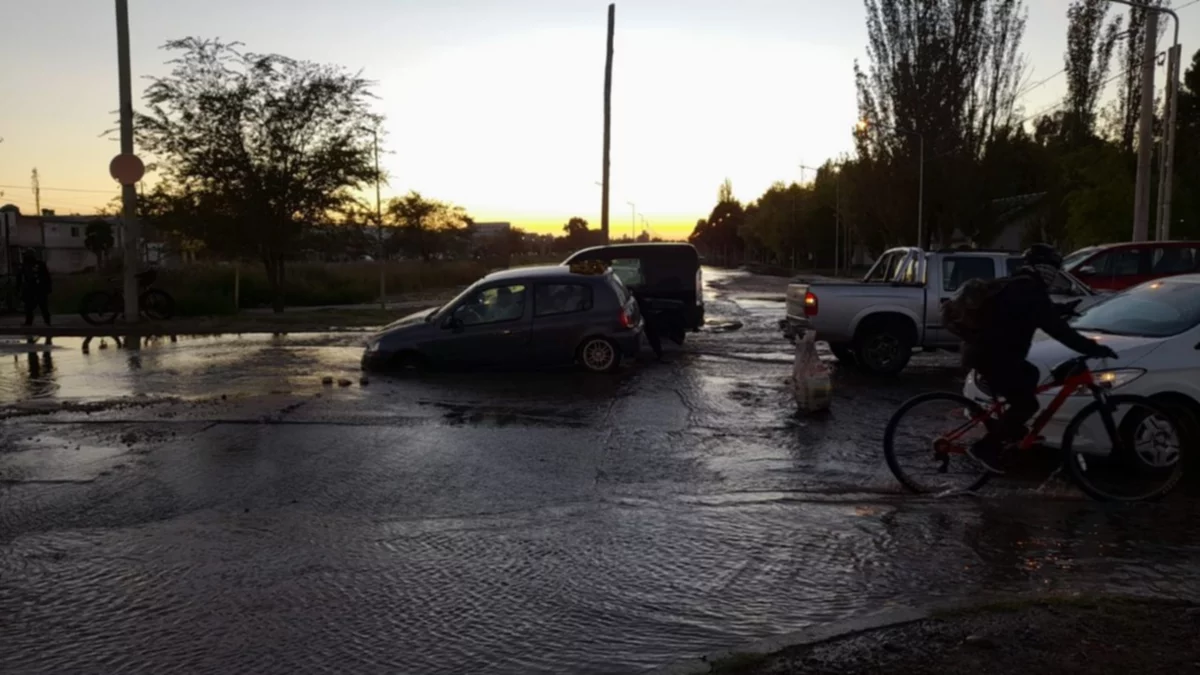 Un río en la calle complica el tránsito en el oeste neuquino
