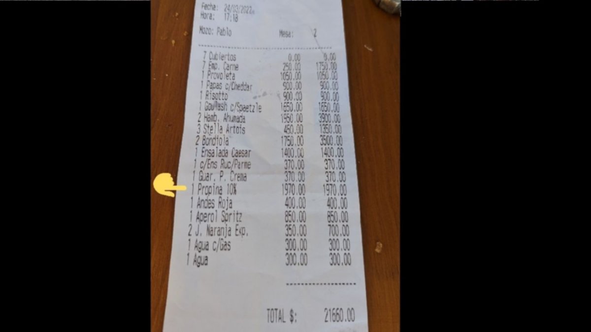 Fue a comer afuera y se indignó por una avivada en el ticket