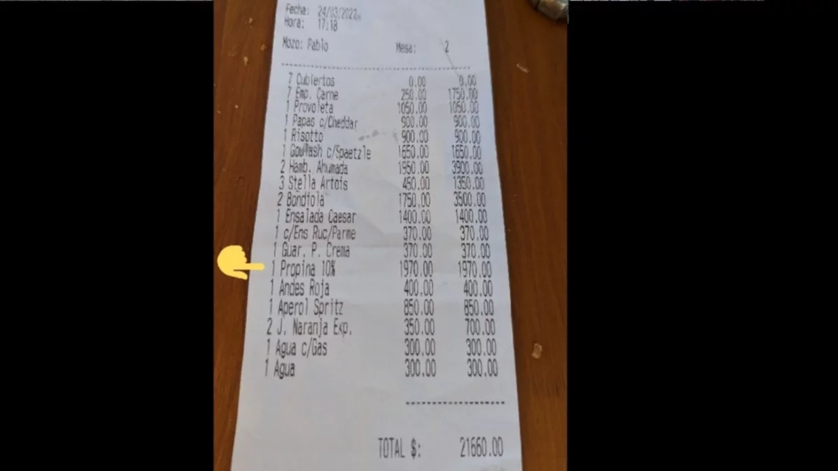 Fue a comer afuera y se indignó por una avivada en el ticket