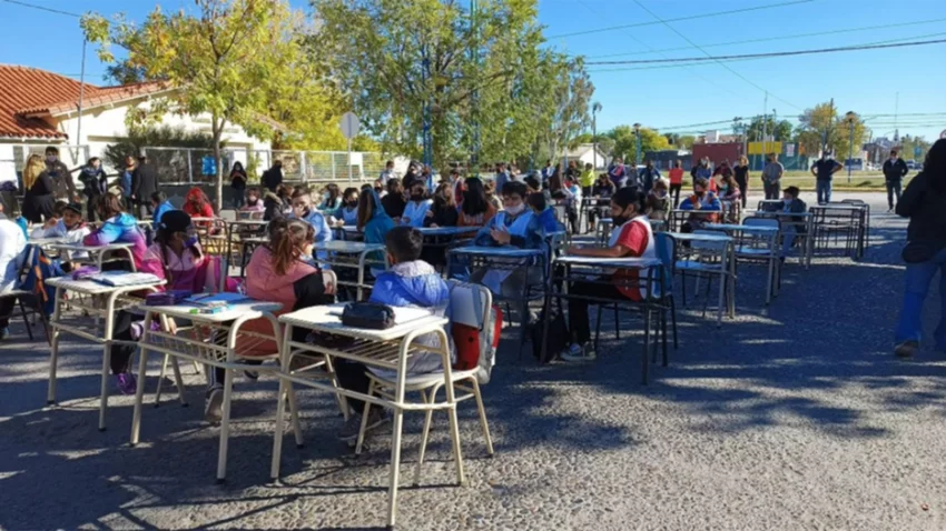 Protestaron en la calle y ahora arreglarán la escuela