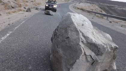 Se desprendieron dos grandes rocas sobre Ruta 40