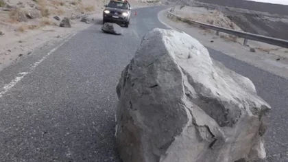Se desprendieron dos grandes rocas sobre Ruta 40