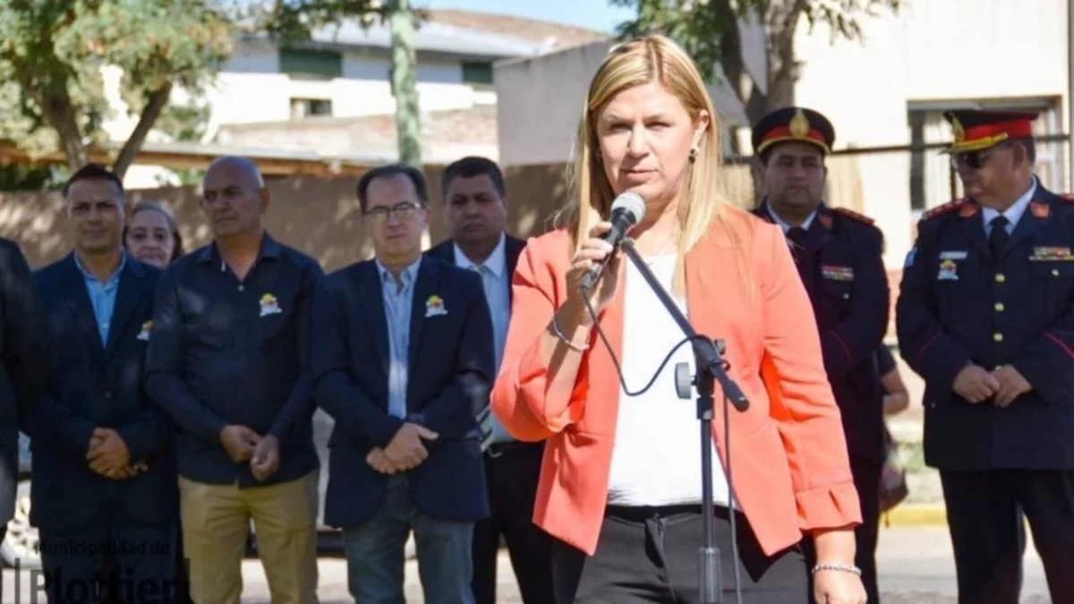 Enojada con diputados, intendenta los retó en público