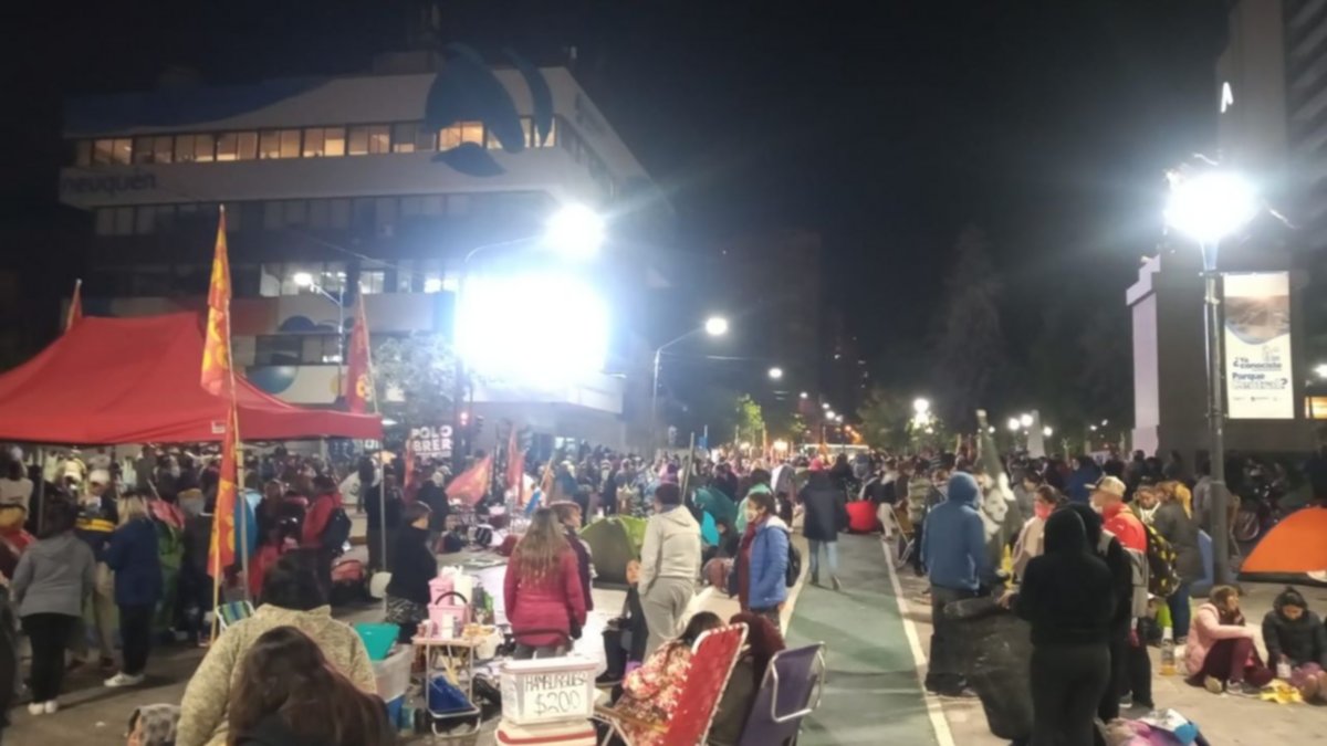 Organizaciones sociales acampan en el centro neuquino