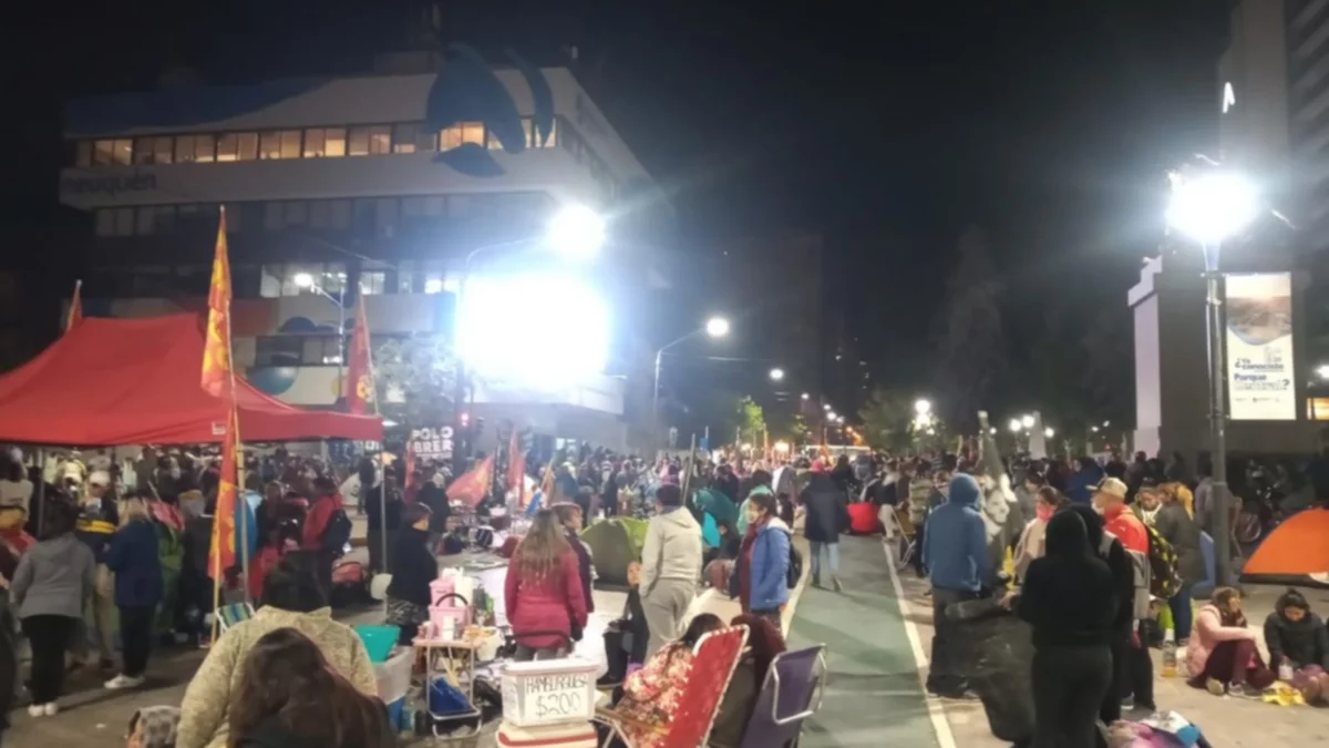 Organizaciones sociales acampan en el centro neuquino