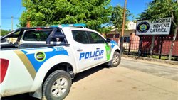 Golpeó y arrojó a su pareja al canal de riego